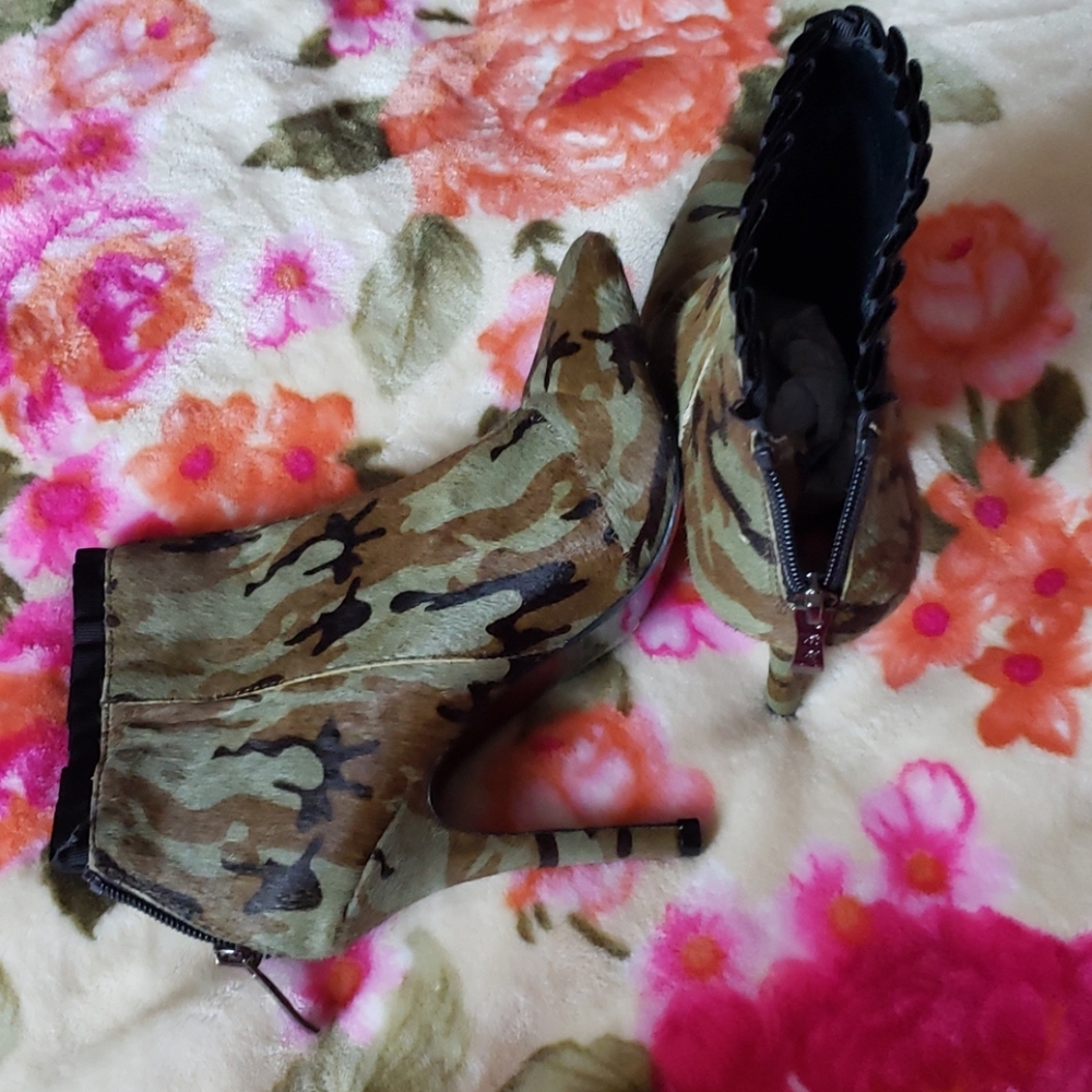 Betsy Johnson fur booties - Picture 3 of 8